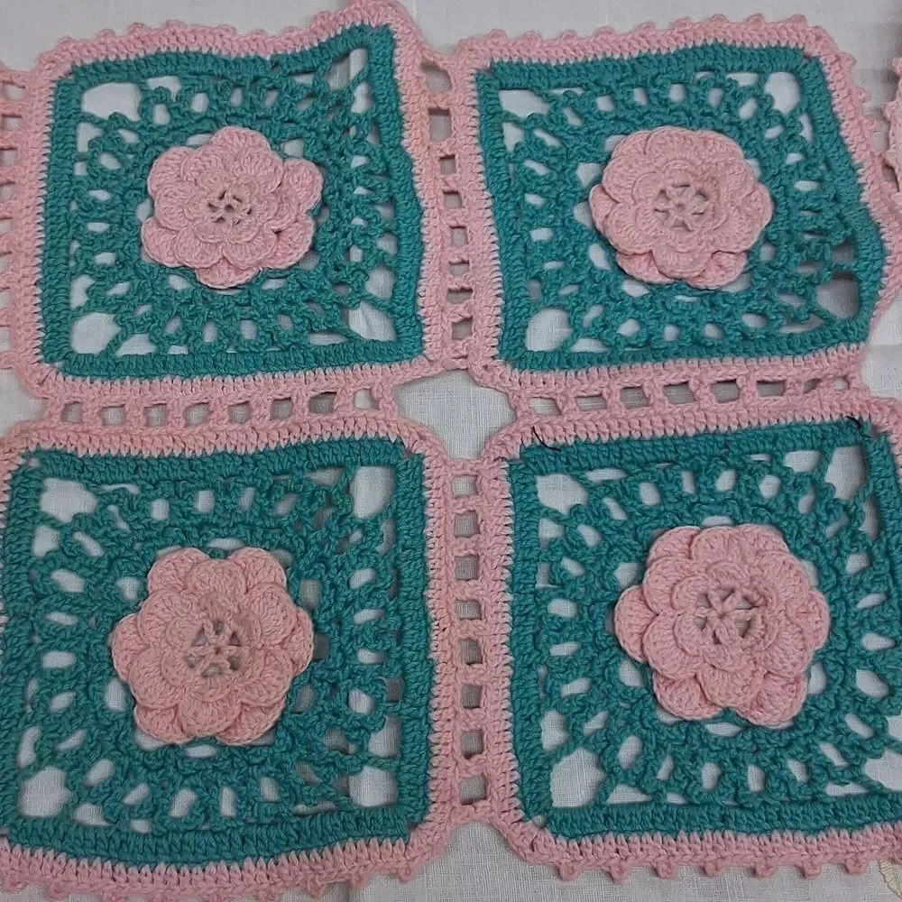 Vintage Crocheted Rosettes mat,& 4 More Rosette Pcs.
